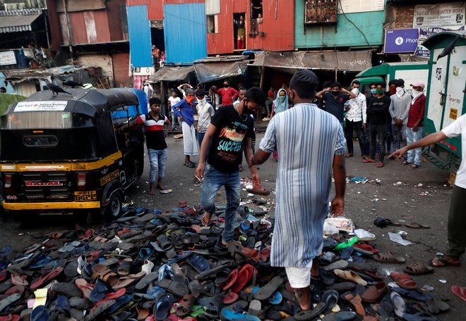 Za delovnimi migranti, ki so protestirali pri železniški postaji v Mumbaju, je, ko jih je razgnala policija, ostala le obutev. Zahtevali so možnost vrnitve domov. FOTO: Francis Mascarenhas/Reuters