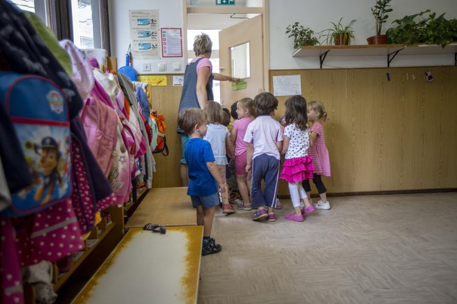 Po razglasitvi epidemije so se poleg vrtcev in šol za obiskovalce zaprli tudi drugi javni zavodi in podjetja v glavnem mestu. Foto: Voranc Vogel