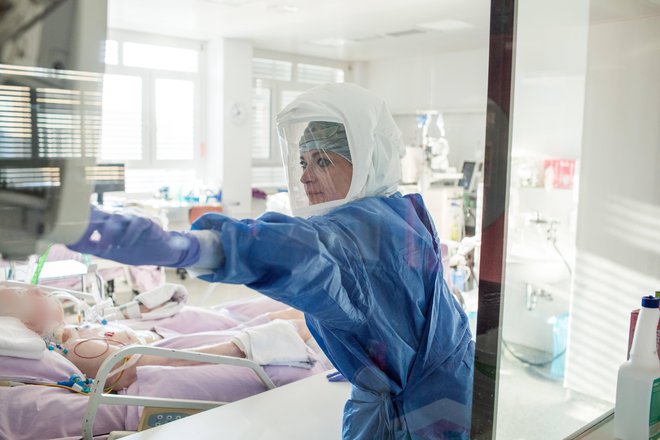 Medicinske sestre so tudi pri nas nepogrešljiv del zdravstvenih ekip v boju proti covidu-19. FOTO: Matej Povše/UKC Ljubljana