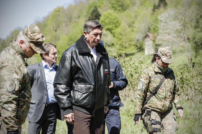 Andrej Kavšek, župan Črnomlja, in Borut Pahor, predsednik Republike Slovenije, sta se sprehodila ob Kolpi. FOTO: Uroš Hočevar/Delo