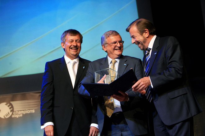 Predsednik EHF Michael Wiederer (levo) je zavrnil možnost prestavitve lokacij zaključnih turnirjev. FOTO: Uroš Hočevar