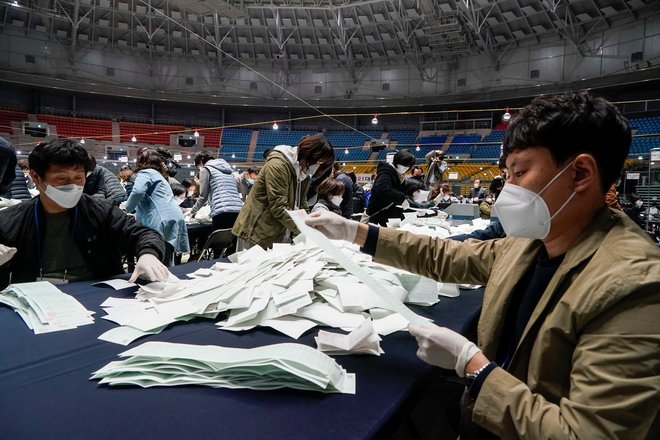 Preštevanje volilnih glasovnic v Seulu. FOTO: Kim Hong-ji/Reuters