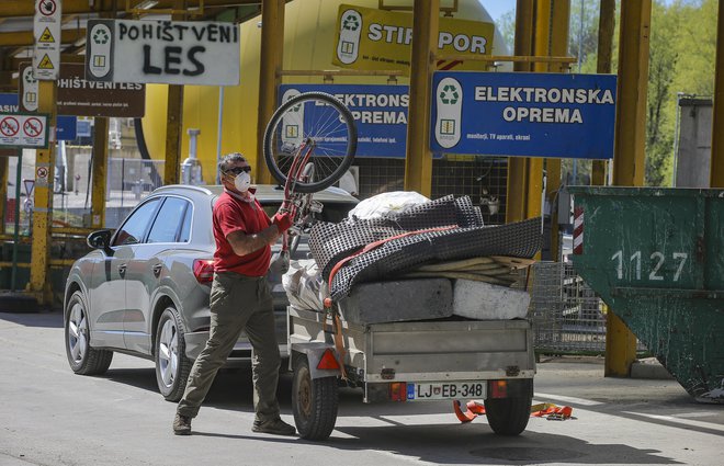 Ponovno odprtje Centra za ločevanje odpadkov v Ljubljani. V center naenkrat spuščajo samo tri stranke čakalna doba je do dve uri. FOTO: Jože Suhadolnik/Delo