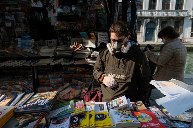 V Italiji so se ta teden odprle nekatere trgovine z nenujnim blagom, tudi knjigarne in trafike. Foto: REUTERS/Manuel Silvestri