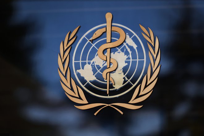 Znak Svetovne zdravstvene organizacije (WHO), ki se je zaradi odziva na pandemijo znašla pod plazom kritik. Foto: Fabrice Coffrini Afp