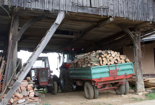 Nesrečni 86-letnik je umrl pod naloženo traktorsko prikolico. Fotografija je simbolična. FOTO: Marko Feist/Delo