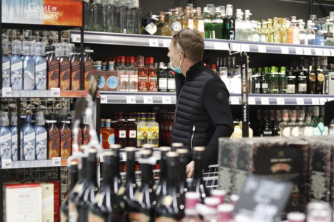 Raziskave kažejo, da je dostopnost neposredno povezana z obsegom porabe: večja ko je dostopnost alkohola, večja je poraba alkohola, več je z njim povezane škode. FOTO: Leon Vidic