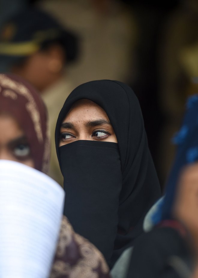 Tudi pri oblačenju so podrejene nazadnjaški islamski zakonodaji, pri čemer jih nadzira kar policija. FOTO: AFP