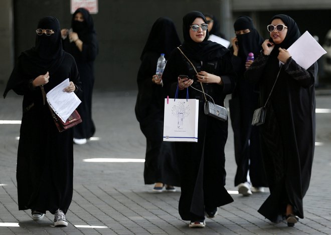 Savdske ženske, starejše od 21 let, bodo kmalu lahko pridobile potni list, ne da bi za to morale prositi moškega, in imele prosto pot pri odhodu iz države. FOTO: Faisal Nasser/Reuters