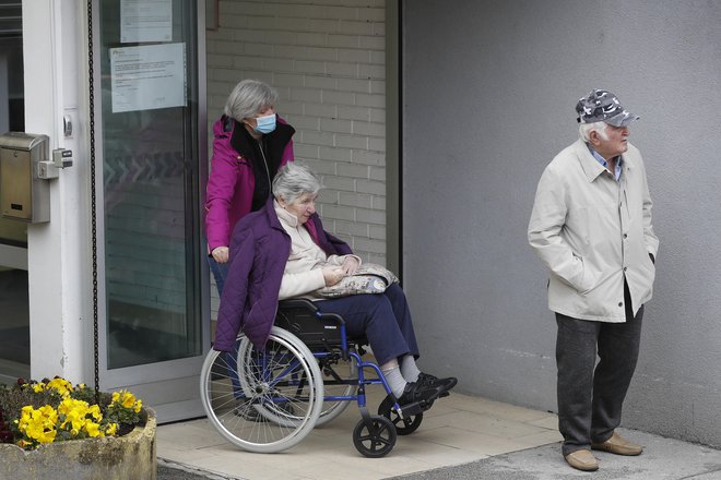 V domovih za starejše so ta mesec dobili višje položnice za oskrbnino. FOTO: Leon Vidic