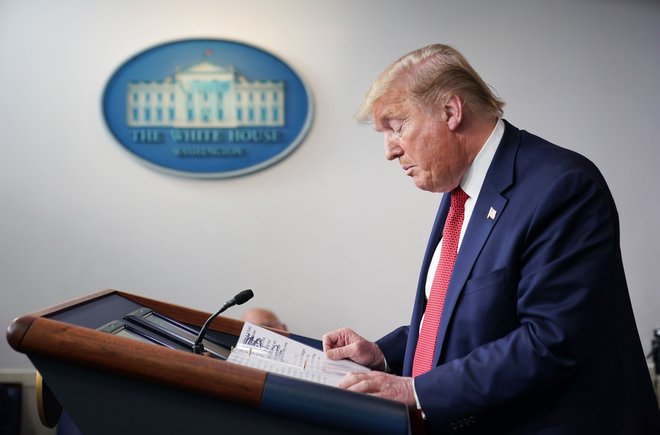 Donald Trump je guvernerje zveznih držav ZDA obvestil, da so odločitve v njihovih rokah. FOTO: Mandel Ngan/AFP