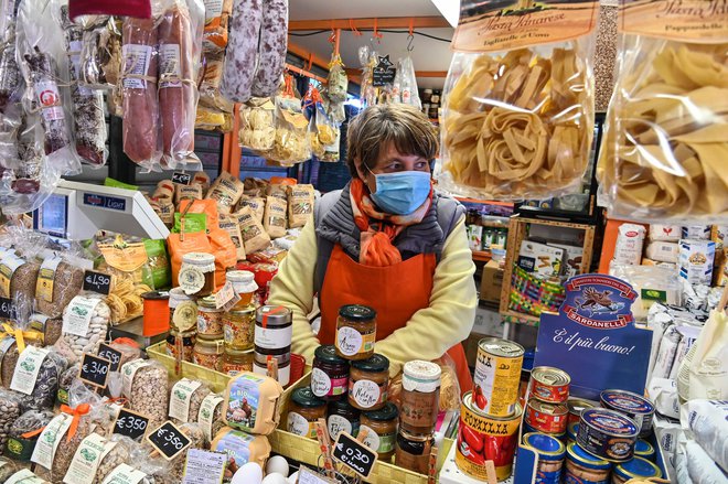 Italijani so nazadnje evidentirali 106.607 bolnih, dnevni prirast okužb je bil 1.189, kar je mnogo manj kot na vrhuncu epidemije. FOTO: Andreas Solaro/AFP