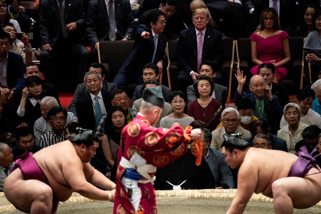 Donald Trump si je med lanskim obiskom na Japonskem v družbi premierja Šinza Abeja ogledal turnir v sumu. Foto AFP