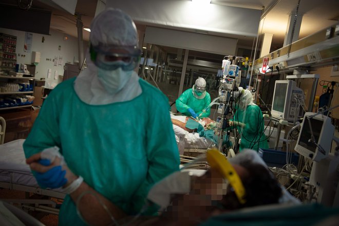 Okuženi so številni zdravstveni delavci, zlasti v Italiji. FOTO: Miguel Riopa/Afp