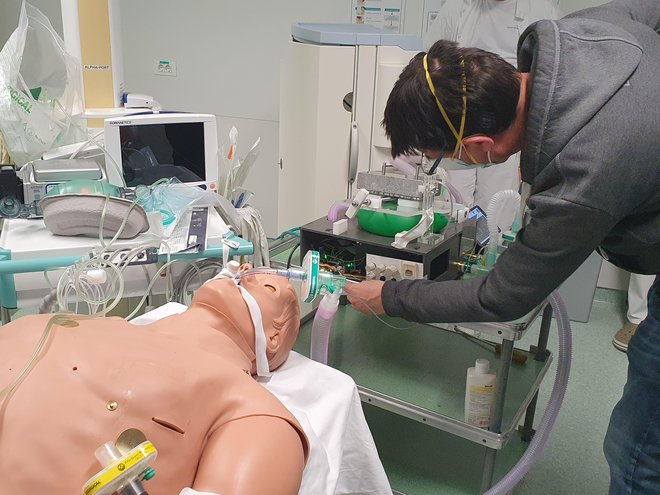 Najprej so vse tri prototipe respiratorjev preizkusili v simulacijskem centru ljubljanskega UKC. Foto UKCL