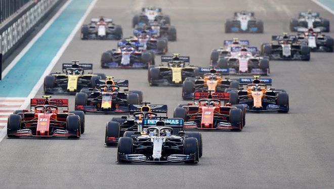 Karavana formule 1 (v ospredju svetovni prvak Lewis Hamilton) bo novo sezono odprla v Avstriji. FOTO. Reuters