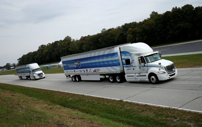 Sodobna logistika uvaja <em>platooning </em>&ndash; avtonomno vožnjo v konvojih tovornjakov, ki naj bi bila varnejša, čas v kabini in zunaj nje pa bolje izrabljen. FOTO: Reuters