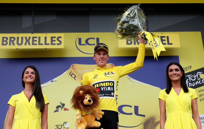 Junak prve etape Mike Teunissen je Jumbo Vismi zagotovil rumeno majico. FOTO: Reuters