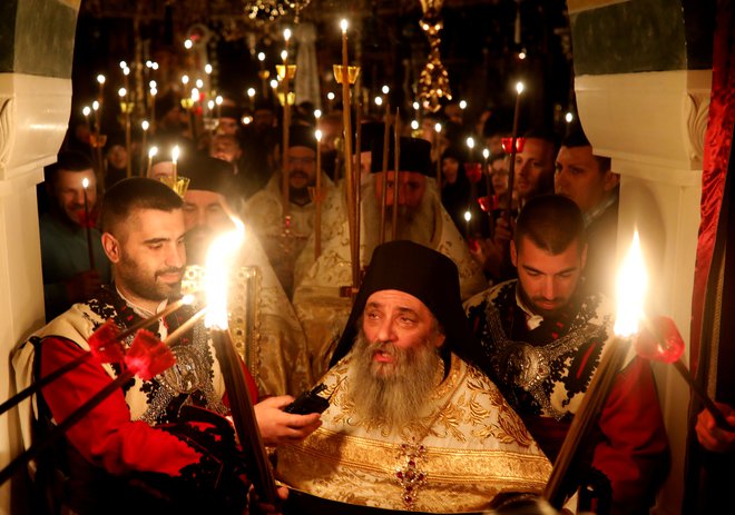 Praznovanje pravoslavne velike noči so v Severni Makedoniji prenašali preko spleta. FOTO: Reuters