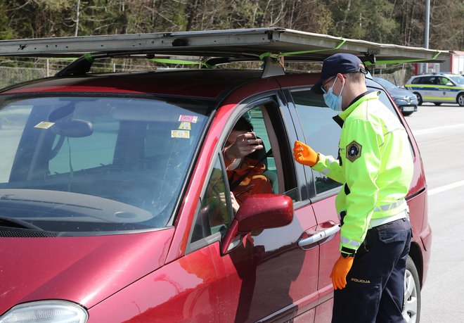 Policisti ta konec tedna ne beležijo veliko kršitev omejitve gibvanja. Fotografija je simbolična Foto Marko Feist