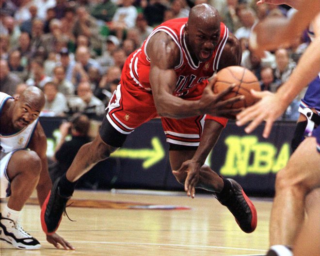 Michael Jordan je spet v središču pozornosti, vsi športni navdušenci lahko spremljajo pot do zadnjega naslova čikaških bikov in izjemnega košarkarja tudi iz zakulisja.<br />
FOTO: Reuters