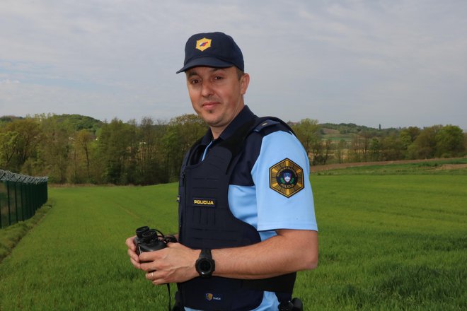 &raquo;Pri delu na meji sem dobil že več prijateljev in znancev, kot jih imam v domači vasi,&laquo; pravi policist Igor Ravnikar. FOTO: Jože Pojbič/Delo