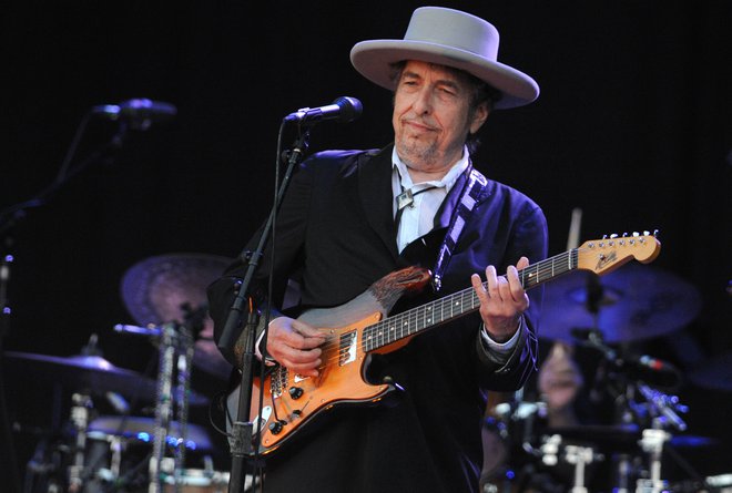 Bob Dylan v novi pesmi&nbsp;drugega za drugim niza bol ali manj znane citate, predvsem pa se primerja z vsemi osebnostmi, ki jih omenja. FOTO: Fred Tanneau/AFP