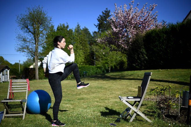 Povadbena hipotenzija naj bi bila posledica prehodnega znižanja utripnega volumna (volumen krvi, ki ga srce iztisne z enim utripom) in/ali prilagoditve v vzdraženosti simpa&shy;tič&shy;nega živčevja. FOTO: AFP