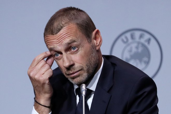 Aleksander Čeferin dvomi, da bi lahko trenutno prekinjeno sezono igrali jeseni. FOTO: Reuters