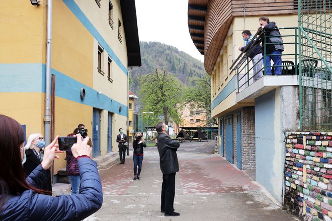 Predsednik republike Borut Pahor je obiskal in pozdravil uporabnike in zaposlene v Centru za usposabljanje, delo in varstvo Crna na Koroskem, ki so sami izdelovali zascitne maske za obcane. FOTO: Daniel Novakovic/sta