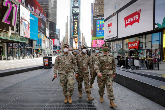 Times Square v New Yorku danes. FOTO: Andrew Kelly/Reuters