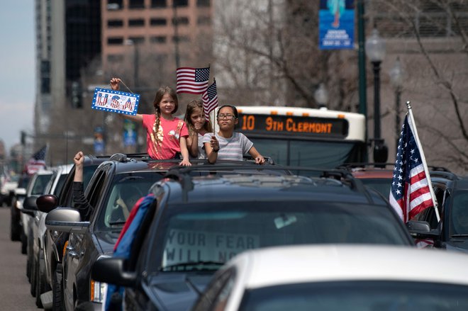 Demonstracije proti karanteni v Denverju.  Foto Jason Connolly Afp