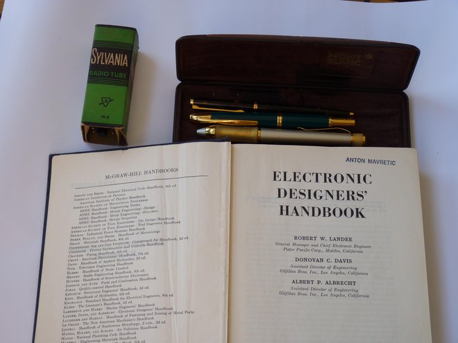 Knjiga, ki je Antonu Mavretiču veliko pomenila: Electronic Designer&#39;s Handbook. Foto Irena Marušič, TMS