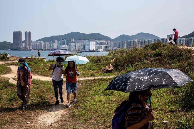 Čeprav v Hongkongu v začetku tedna niso imeli nobenega novega primera okužbe, pristojni prepoved zbiranja na javnih krajih podaljšujejo za še 14 dni. FOTO: Isaac Lawrence/AFP