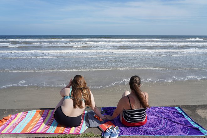 Kljub temu da številke o novih primerih okužb s koronavirusom in umrlih v ZDA ostajajo visoke, so se v zvezni državi Teksas odločili odpreti državne parke, na Floridi in v Južni Karolini pa plaže.
FOTO: Go Nakamura/Reuters