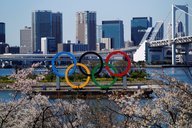 Odpoved letošnjih olimpijskih iger v Tokiu je prinesla tudi veliko stroškov, ki razdvajajo organizatorje in Mednarodni olimpijski komite. FOTO: Reuters