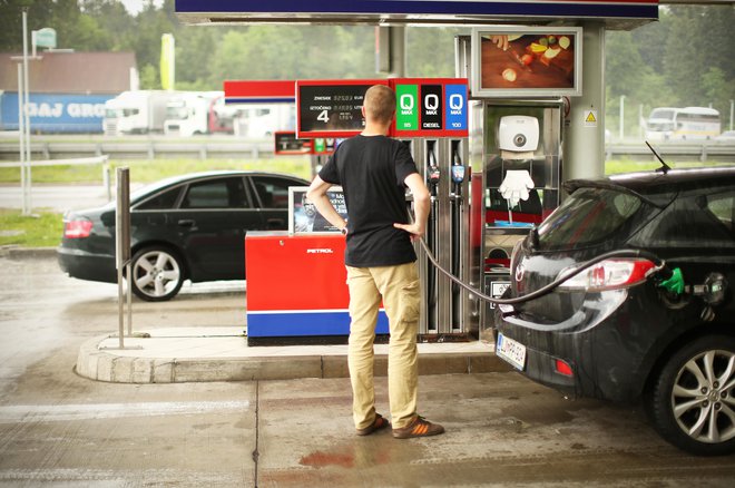 Glavnino končne cene goriv predstavljajo davki. FOTO: Jure Eržen/Delo
