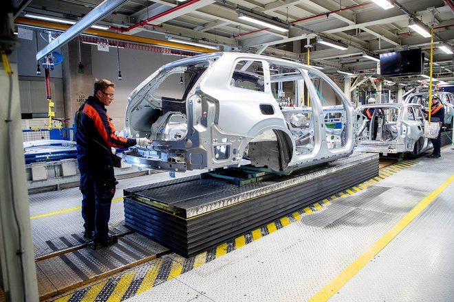 Tovarne avtomobilov v Evropi, kot npr. Volvova na Švedskem, se počasi zaganjajo, a padec prodaje bo letos ogromen. FOTO: Reuters