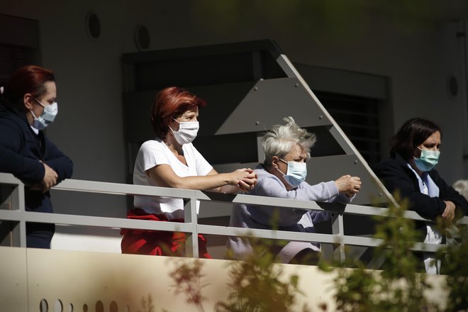 Neprimerna zaščitna oprema je bila namenjena tudi nekaterim domovom za upokojence. Fotografija je simbolična. FOTO: Jure Eržen/Delo