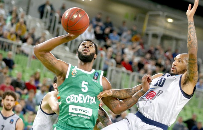 Letošnje tekmovalno obdobje Cedevite Olimpije zaradi rezultatov in virusa ne pije vode. FOTO: Roman Šipić