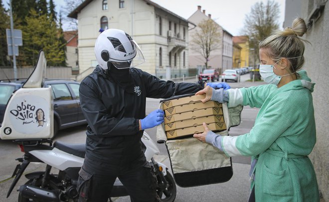 Cvetelo je povpraševanje po vsakovrstnih prevozih. FOTO: Jože Suhadolnik/Delo