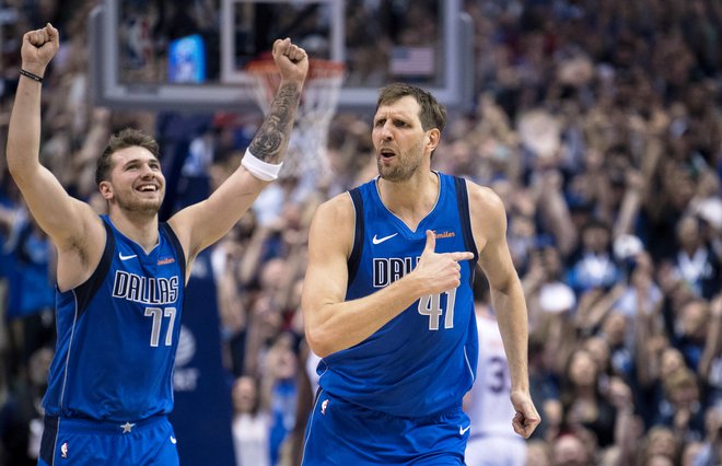 Tudi Luka Dončić je vidno užival med lansko zadnjo domačo tekmo Dirka Nowitzkega v Dallasu. FOTO: USA Today Sports