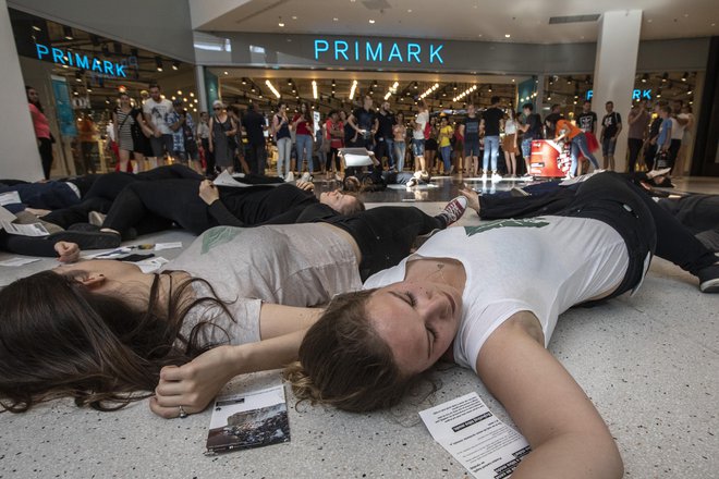 Protestniki pred novo odprto trgovino Primark v Cityparku. FOTO: Voranc Vogel