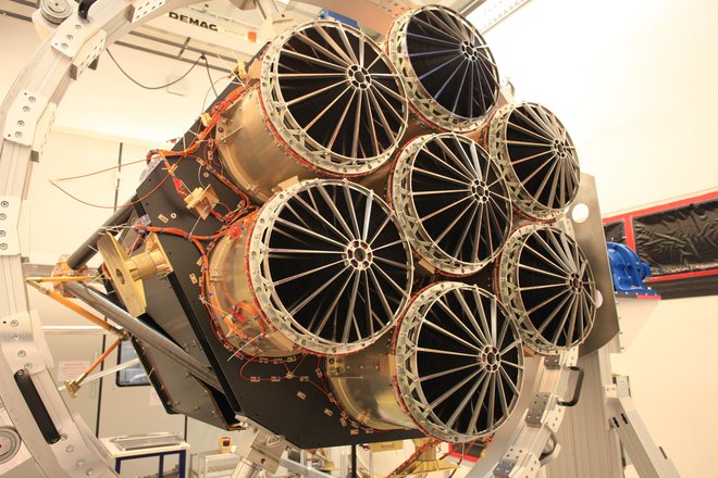 Okoli 810 kilogramov težko eRosito sestavlja sedem enakih teleskopov s po 54 cilindričnimi zrcali. FOTO: S. Friedrich/MPE