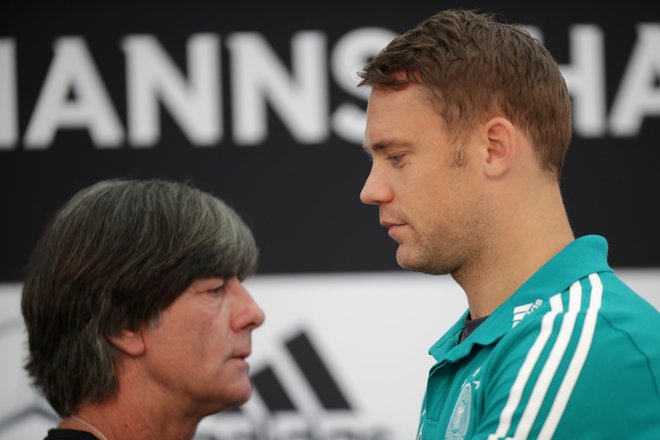 Nemški selektor Jogi Löw in vratar Manuel Neuer sta v marcu ostala brez dveh spektakularnih tekem.<br />
FOTO: Reuters