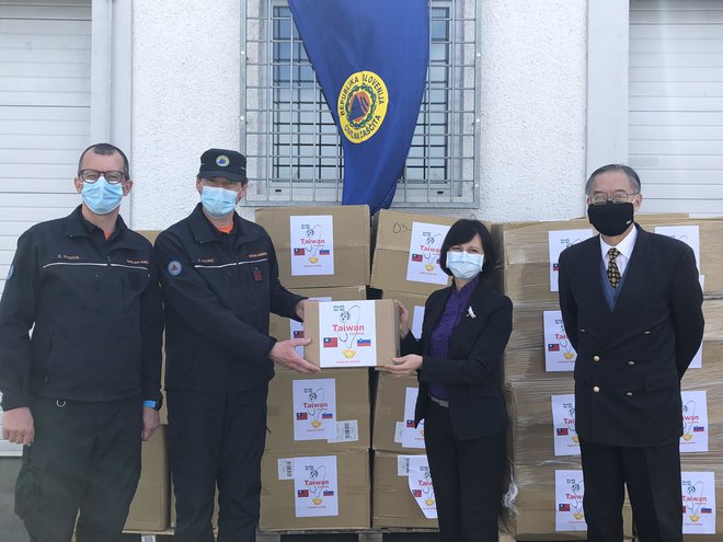 Direktorica tajvanskega predstavništva v Avstriji Vanessa Shih je civilni zaščiti osebno predala donacijo tajvanske vlade. Foto: tajvansko predstavništvo v Avstriji