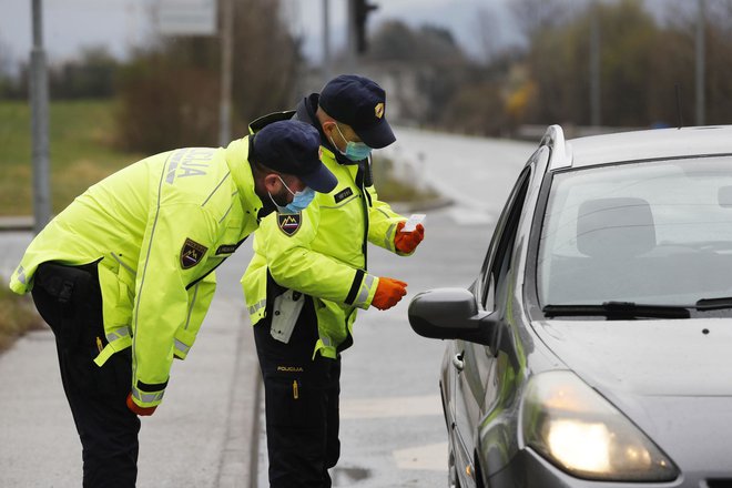 Policiji bodo med drugim na voljo podatki o vrsti in trajanju karantene zaradi okužbe z novim koronavirusom ter o drugih omejitvah, odrejenih za posamezno osebo. FOTO: Leon Vidic/Delo