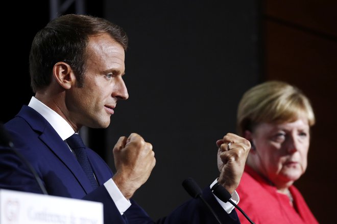 Glavna igralca v pogajanjih na ravni EU bosta spet francoski predsednik Emmanuel Macron in nemška kanclerka Angela Merkel. FOTO: Reuters