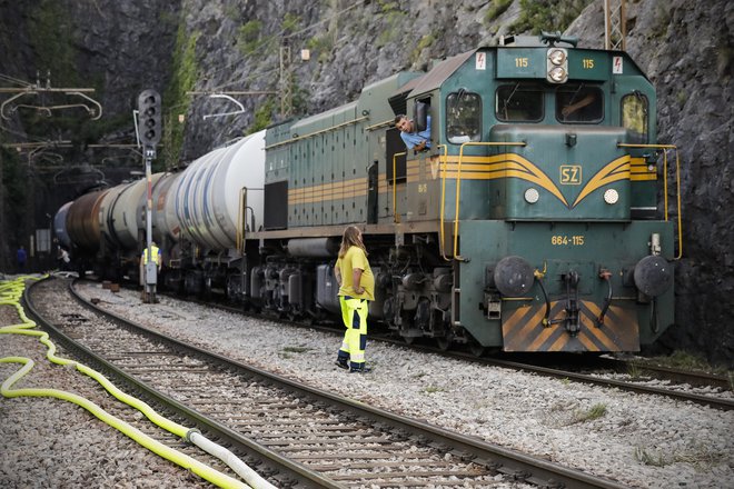 V železniškem predoru pri Hrastovljah danes polagajo zaščitno folijo. FOTO: Uroš Hočevar