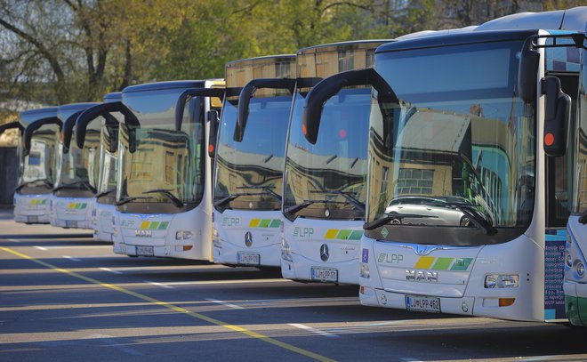 V garažah trenutno stoji 281 mestnih in primestnih avtobusov. Foto Jože Suhadolnik